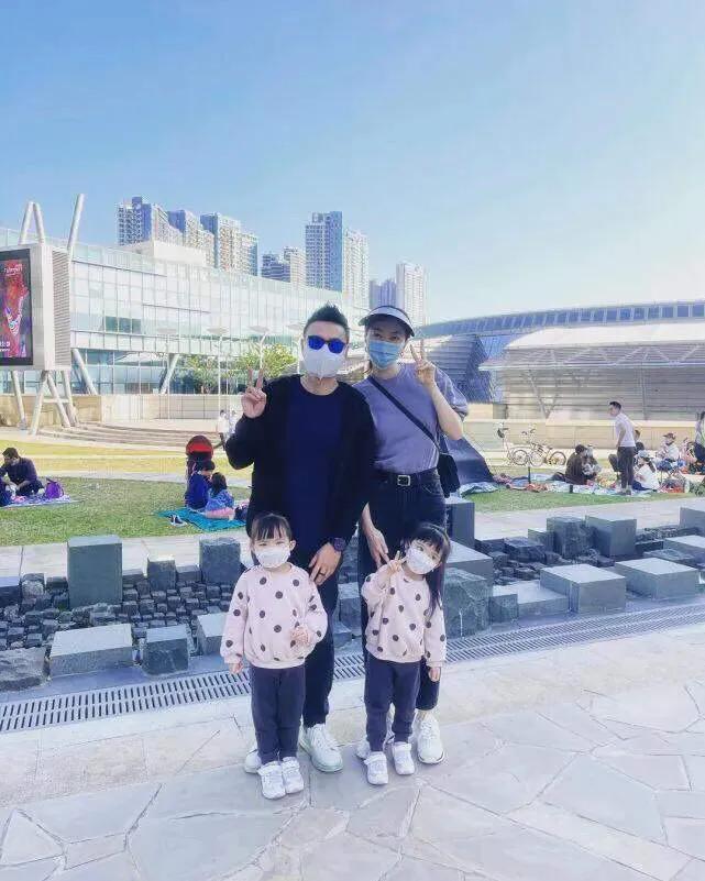 熊黛林為3歲雙胞胎慶生，倆女兒穿姐妹裝拍寫真，妹妹身高搶鏡