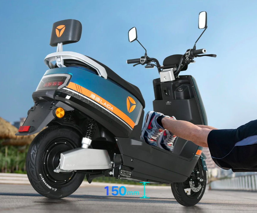雅迪发布新款电摩,配备扩充大容量电池,一次充电可以跨城骑行