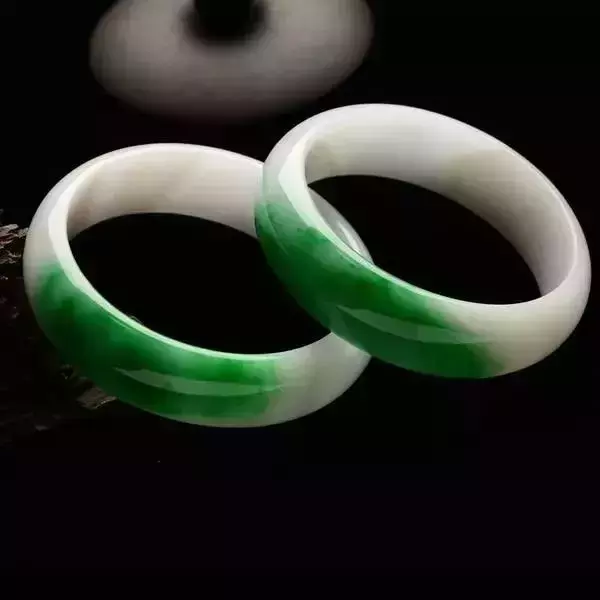 一块4色翡翠能卖300万?翡翠的颜色越多越值钱?千万别被骗了