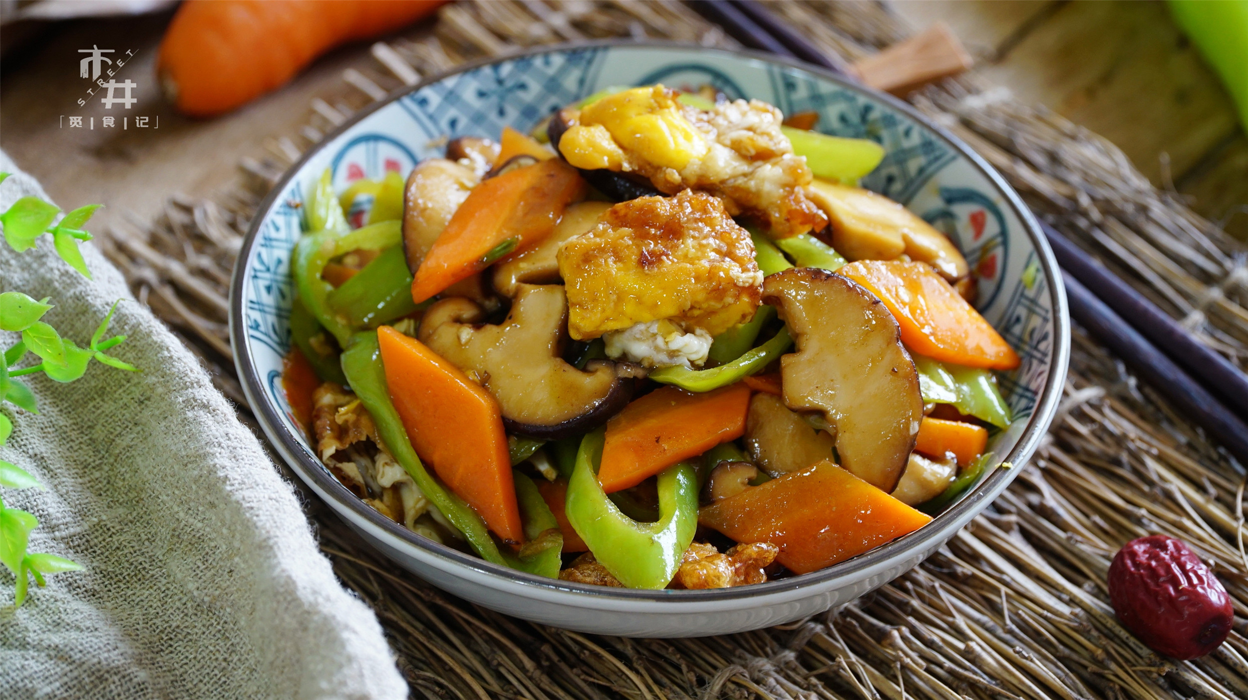 这3样蔬菜炒一起真香，我家夏天吃的勤，端上餐桌比肉菜还受欢迎