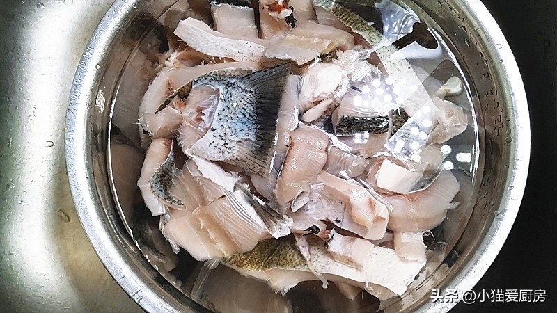 图片[5]-大厨教你家常“鱼火锅”的做法 味道麻辣鲜香 简单易学一看就会-起舞食谱网