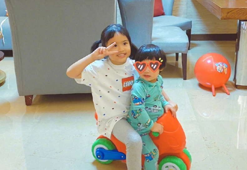 包文婧女兒生活照被傳，5歲包可艾五官長開，長相越發清秀了