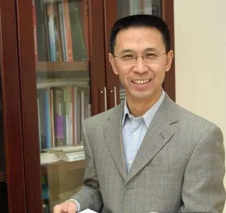 央视主播海霞被疑隔空示爱？丈夫是清华教授，