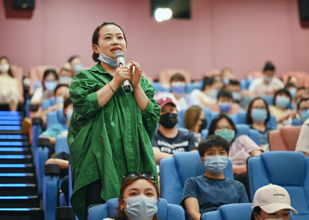 《独家头条》重庆超前点映 题材吸睛主题获赞