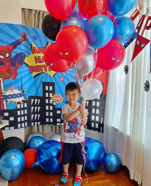 胡杏儿老公晒大儿子和李璨琛女儿牵手照，奕霆仔表情搞怪太萌了