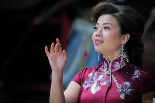 她登上春晚舞台23次，却因工作太忙而离婚，如今51岁却还是单身