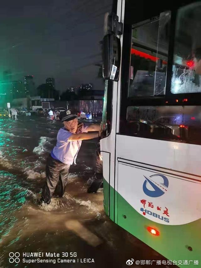 邯郸市交巡警支队奋战在防汛一线 涌现一批先进典型