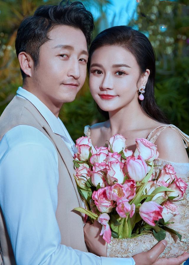 邹市明夫妇拍写真庆祝结婚十周年，冉莹颖身材丰腴，大片画风唯美