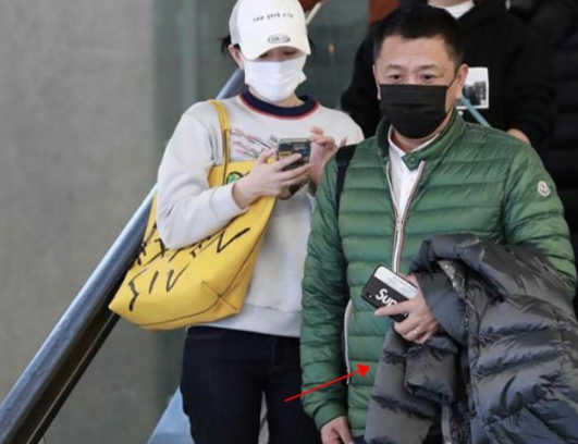 李小冉携富豪老公逛街，夫妻同框似父女，爱情