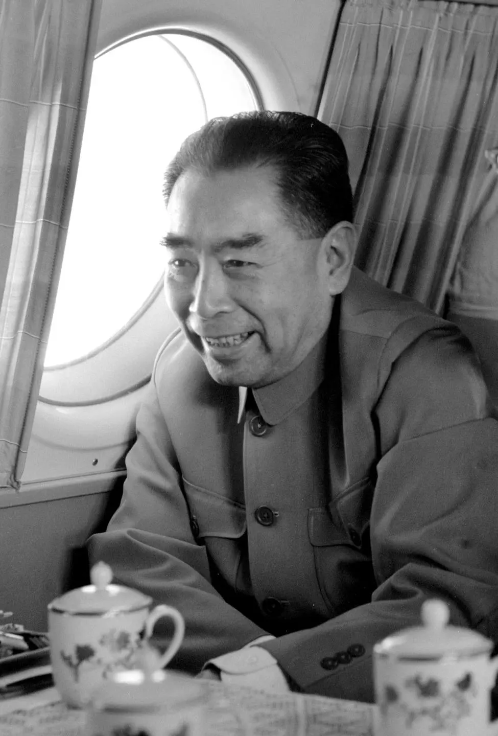 周恩來出訪必帶的行李箱，引發(fā)國外各種猜測，里面究竟裝了什么？