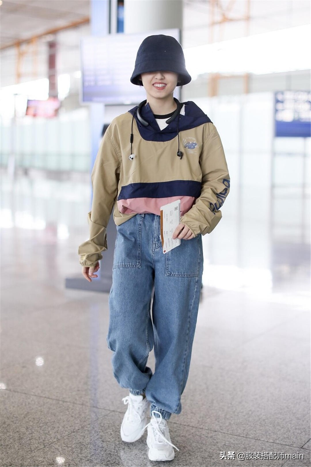 溜肩女孩不要慌，学会这4个穿衣技巧，气质拿捏得死死的