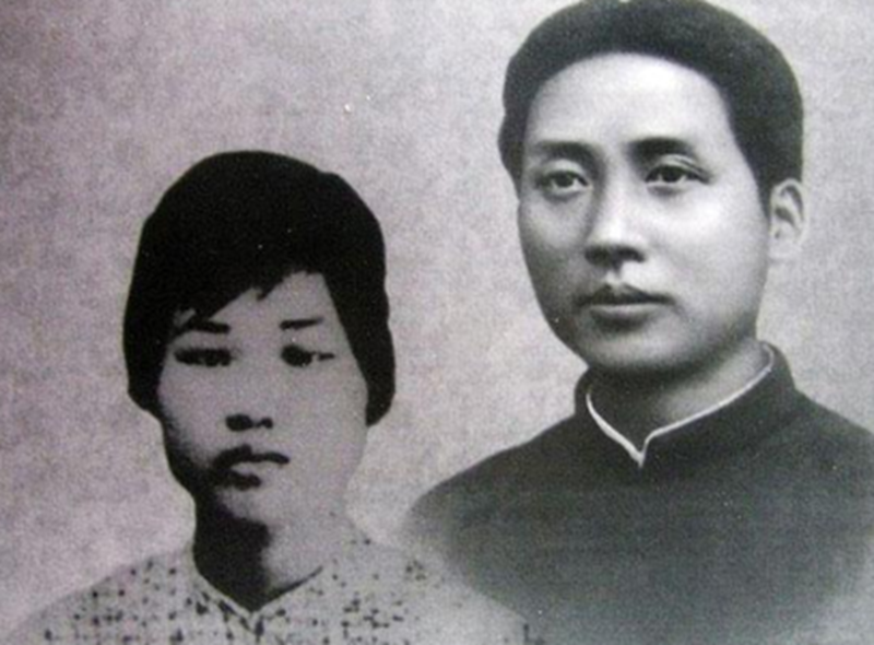 毛澤東時隔32年重回韶山，看到父母墳?zāi)蛊茽€不堪：不要修，就這樣