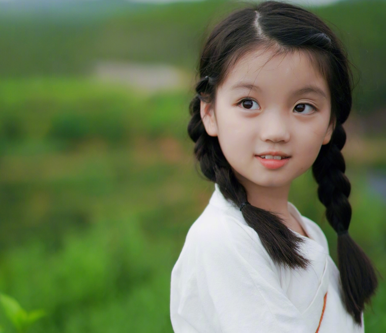 阿拉蕾亲妹妹照片曝光，两姐妹如同复制粘贴，这颜值也太好看了吧