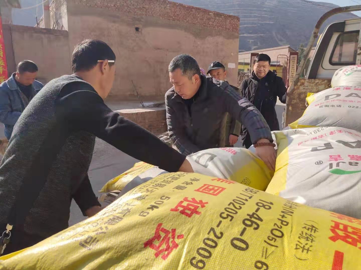 西固区春耕送化肥到田间地头 群众喜开颜