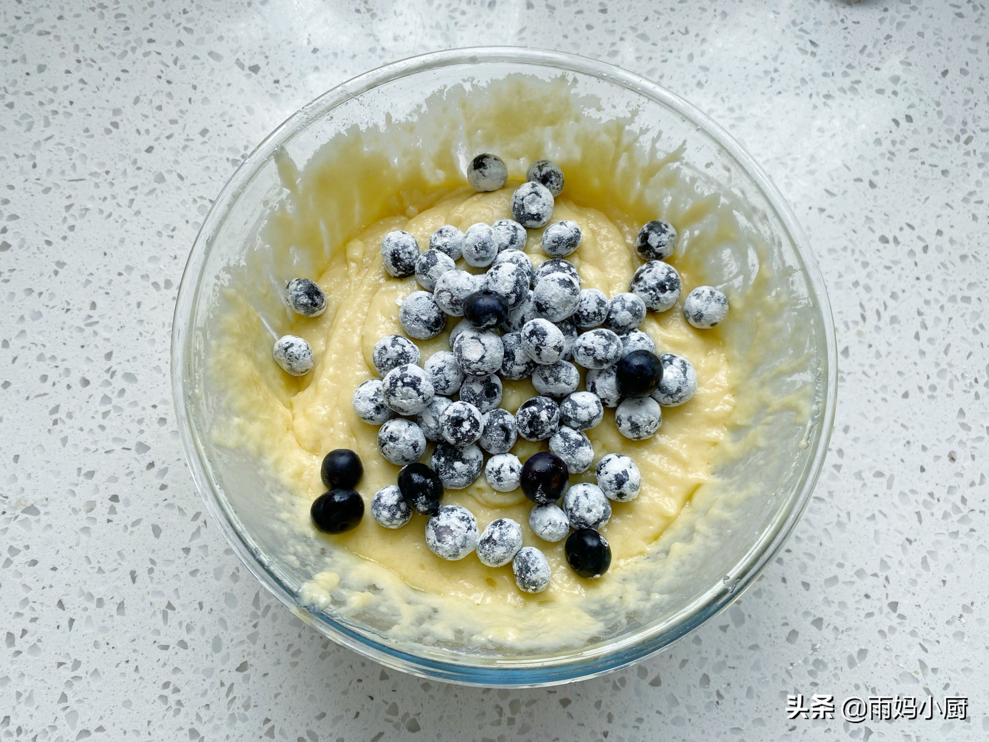 10分钟搞定，爆浆蓝莓麦芬蛋糕，外酥里软又美味，秒杀蛋糕店