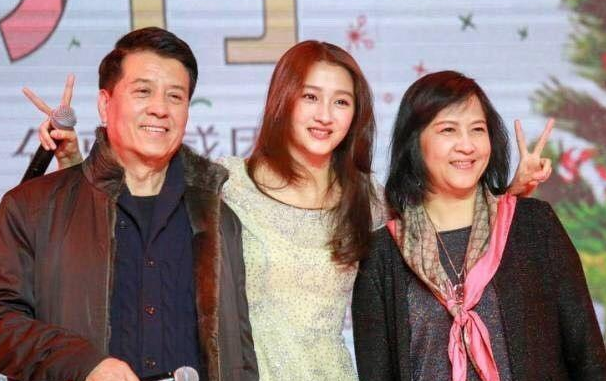 有种"偏心"叫关晓彤父母，妹妹是人气明