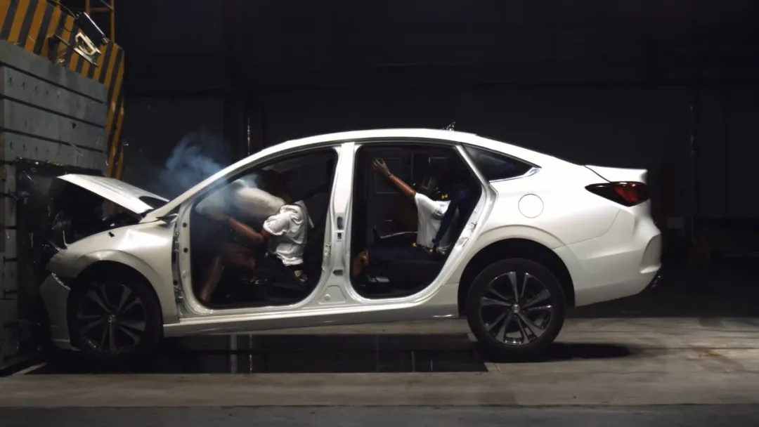 “四门拆卸”后碰撞，长安逸动PLUS何来的自信？