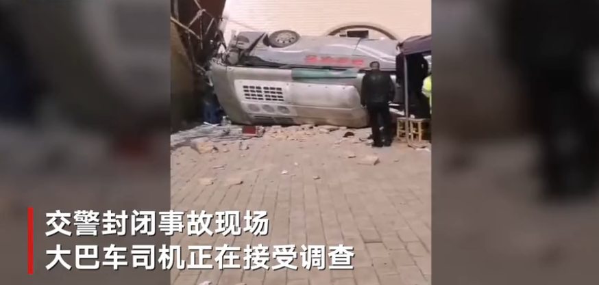 甘肃庆阳一客车冲下护坡坠入农家院，有乘客从车窗爬出