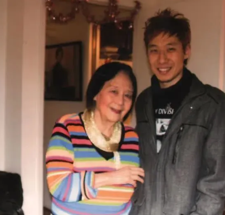 美国小哥翻出外婆生前私藏相片，意外发现，她竟是中国超红歌星