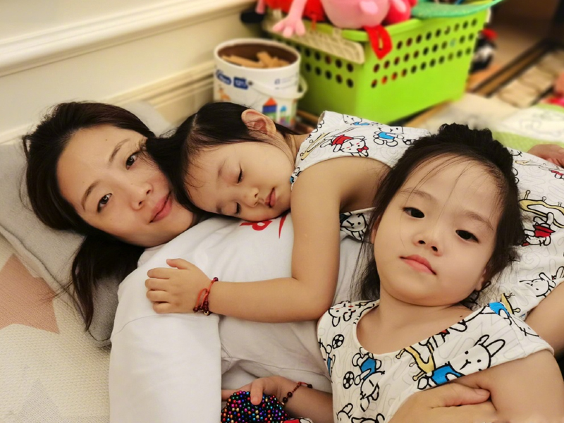 杨威双胞胎女儿太好辨认！各自遗传爸妈基因，姐妹俩还真不偏心啊