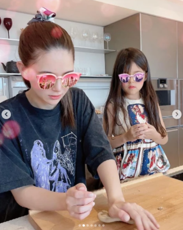 昆凌晒女儿写的英文诗，华美又细腻，赞海瑟薇浪漫基因来自周杰伦