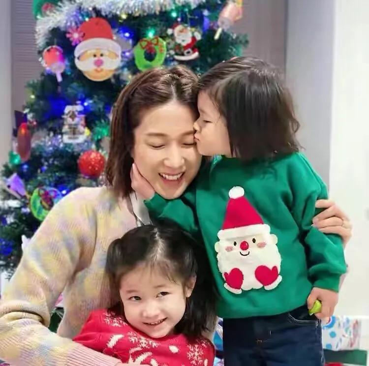 鍾嘉欣陪子女堆雪人，畫面溫馨有愛，2歲兒子古靈精怪越來越帥