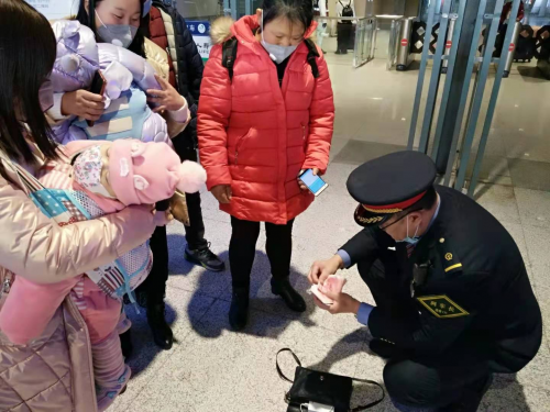 拾金不昧，助人为乐