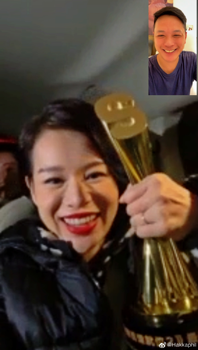 胡杏儿带小儿子玩游乐场，1岁半李奕霖痞帅大气，比哥哥有明星相