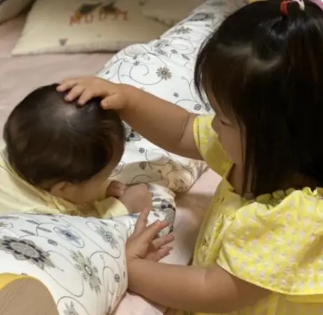 王祖藍帶女兒遊玩，下意識動作彰顯父愛，兩歲天韻肉嘟嘟愈發漂亮