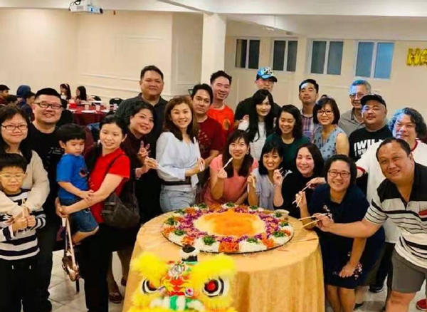 41 years old of Wu Zuntai can maintain! Wear recreational outfit to follow classmate group photo too handsome, complete unlike one generation person