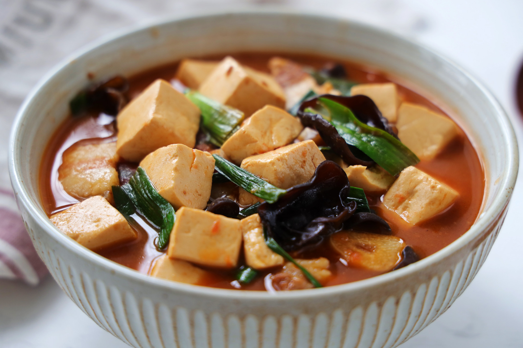豆腐這樣燉太費米飯了，用砂鍋煲一鍋，滑嫩入味，太適合冬天吃了