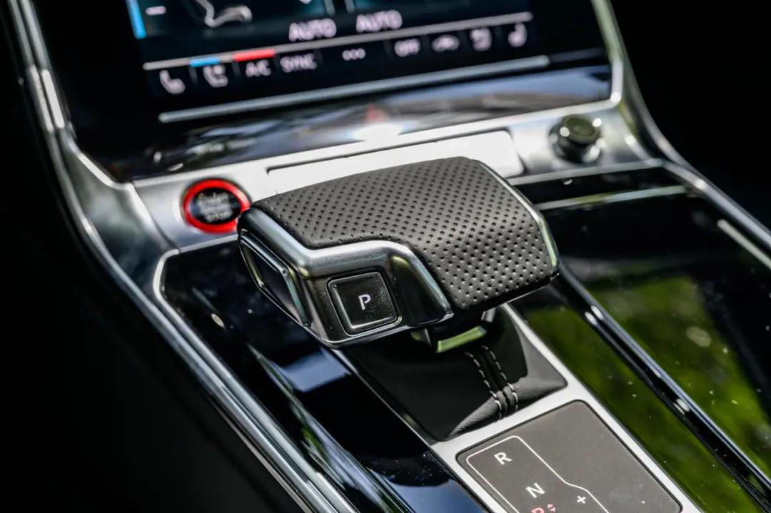 试完这台奥迪8缸性能车后发现，原来性能车也能很舒适