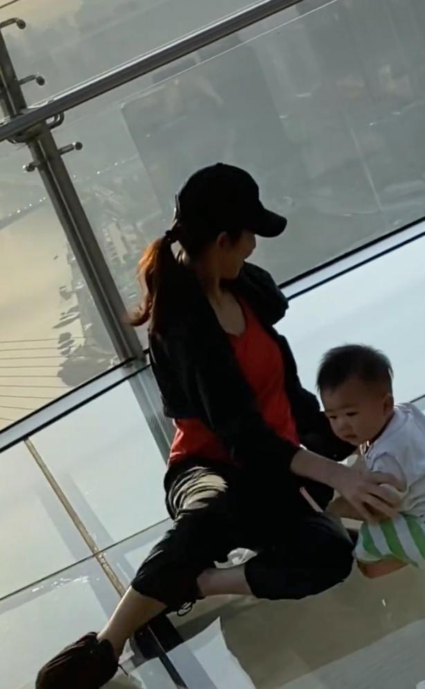 太甜蜜！蔡少芬张晋游重庆长江索道，被人群包围依旧镇定拥抱合影