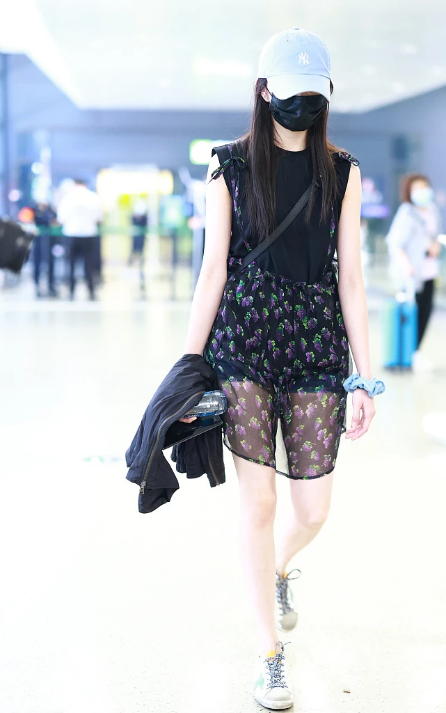 现在的00后胆子真大，21岁刘浩存穿“镂空裙”走机场，造型很抢眼