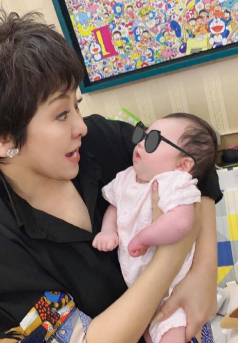 向佐父亲节晒全家福照，期待重聚中夹杂担忧，向太逃离台北疑受阻