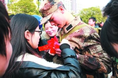 广西一00后小伙拒服兵役，被部队永久除名，纳入