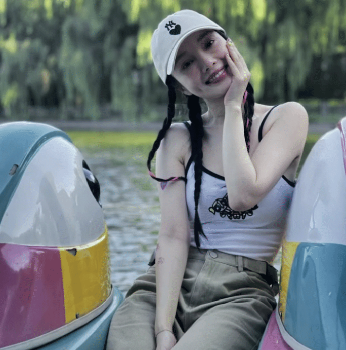 李小璐贾乃亮已复合？穿情侣裤晒美照，和网友