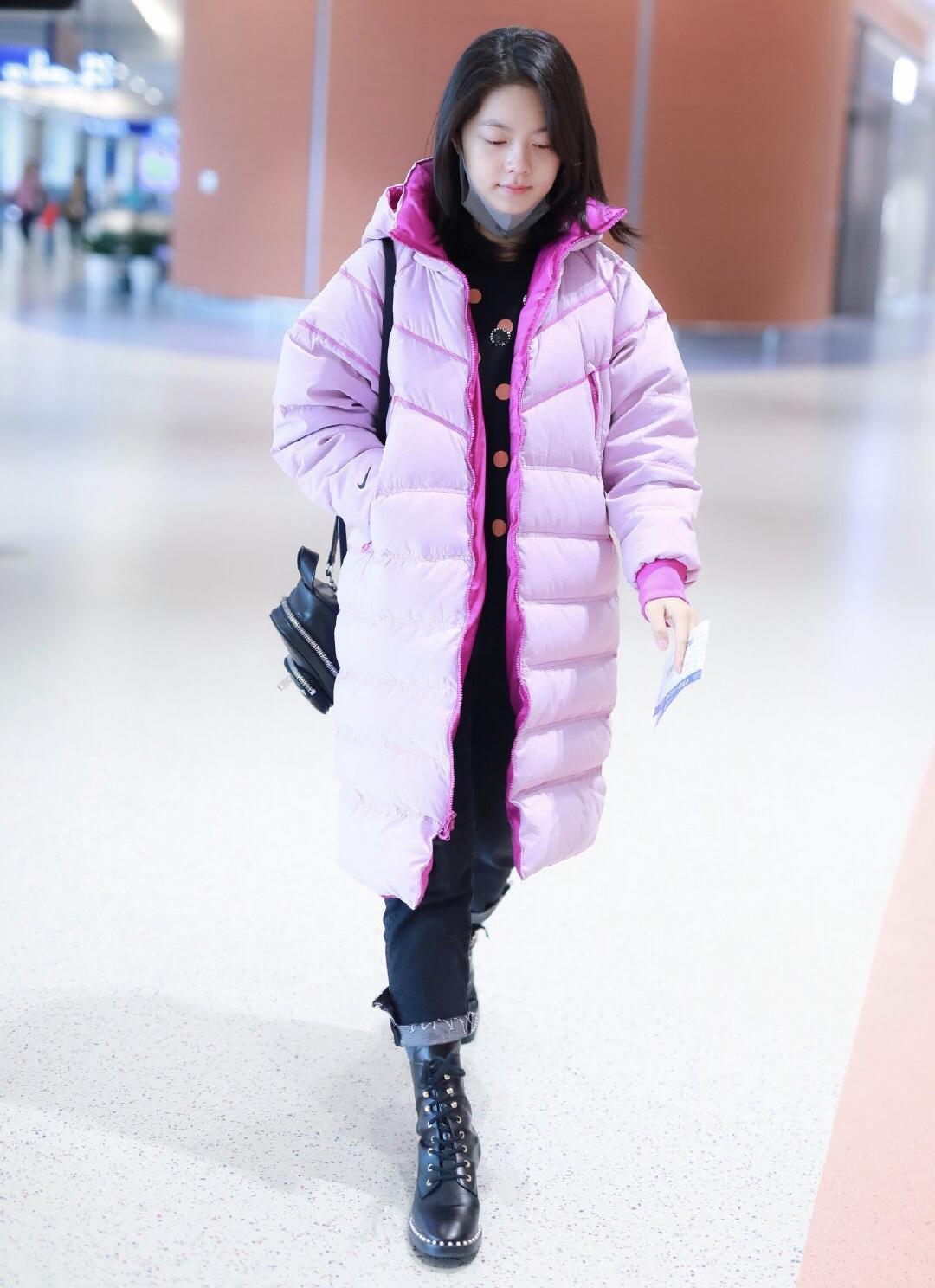 17岁赵今麦真会穿 粉紫色羽绒服配马丁靴走机场 时尚洋气又显白 时尚 蛋蛋赞