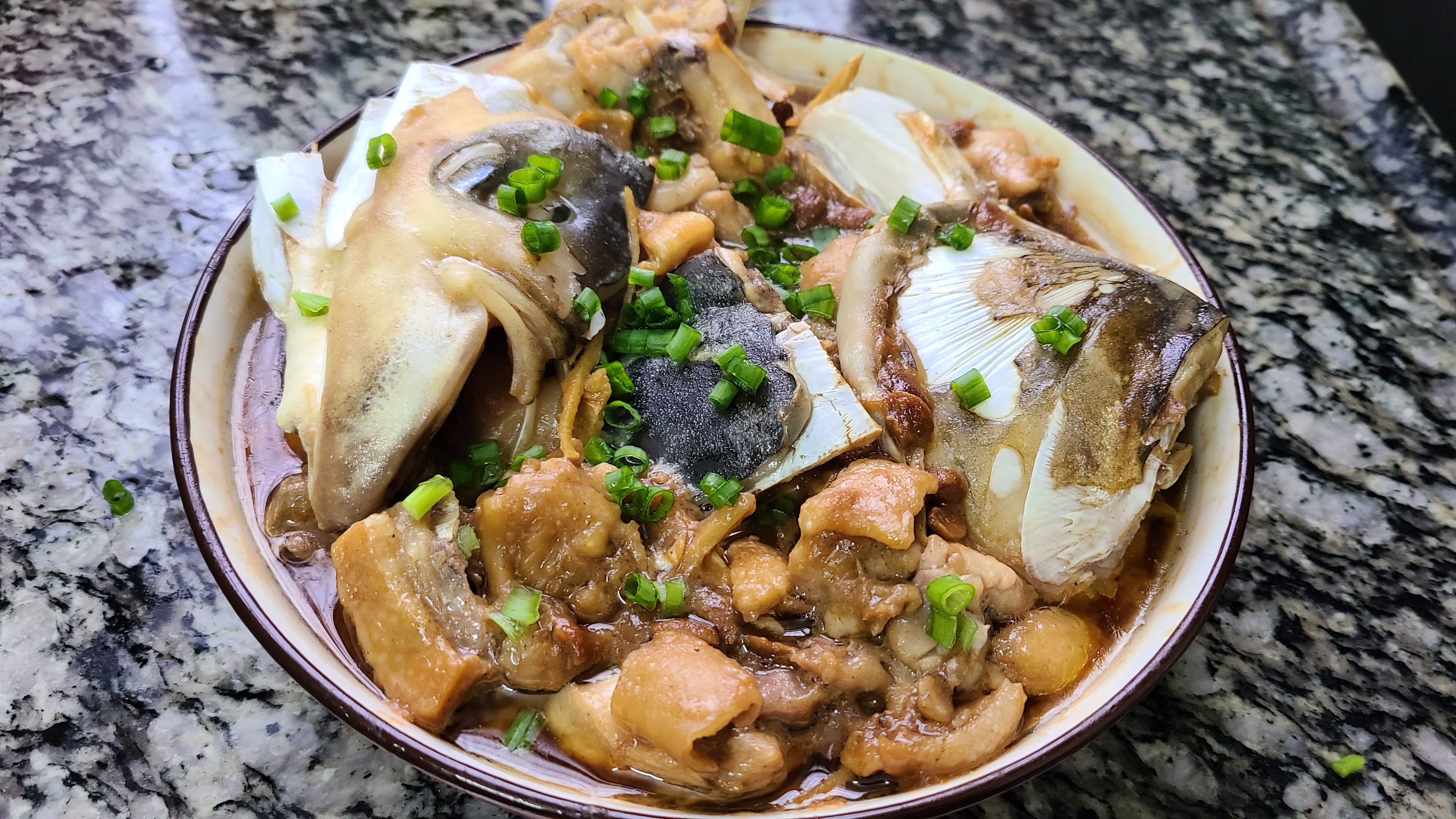 快過年了，教你一道簡單又好吃的魚頭蒸雞，味道鮮美