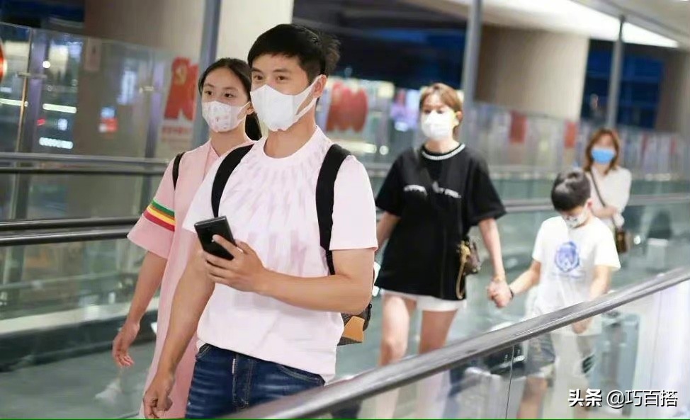 13歲的森碟身高驚人，幾乎快和爸爸一般高了，這線條真讓人羨慕