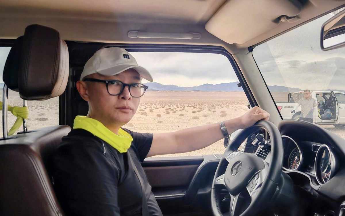 49岁孟非开豪车出游，遭网友吐槽不开国产车，霸气回怼：我愿意