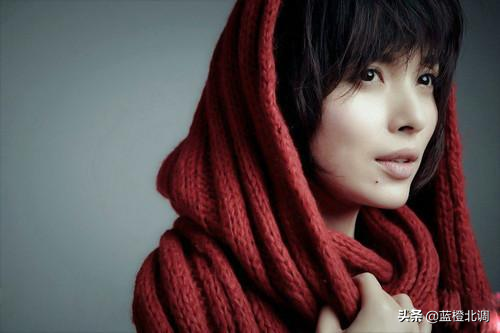 “妇女杀手”靳东的苦甜情史，和他背后的2个离