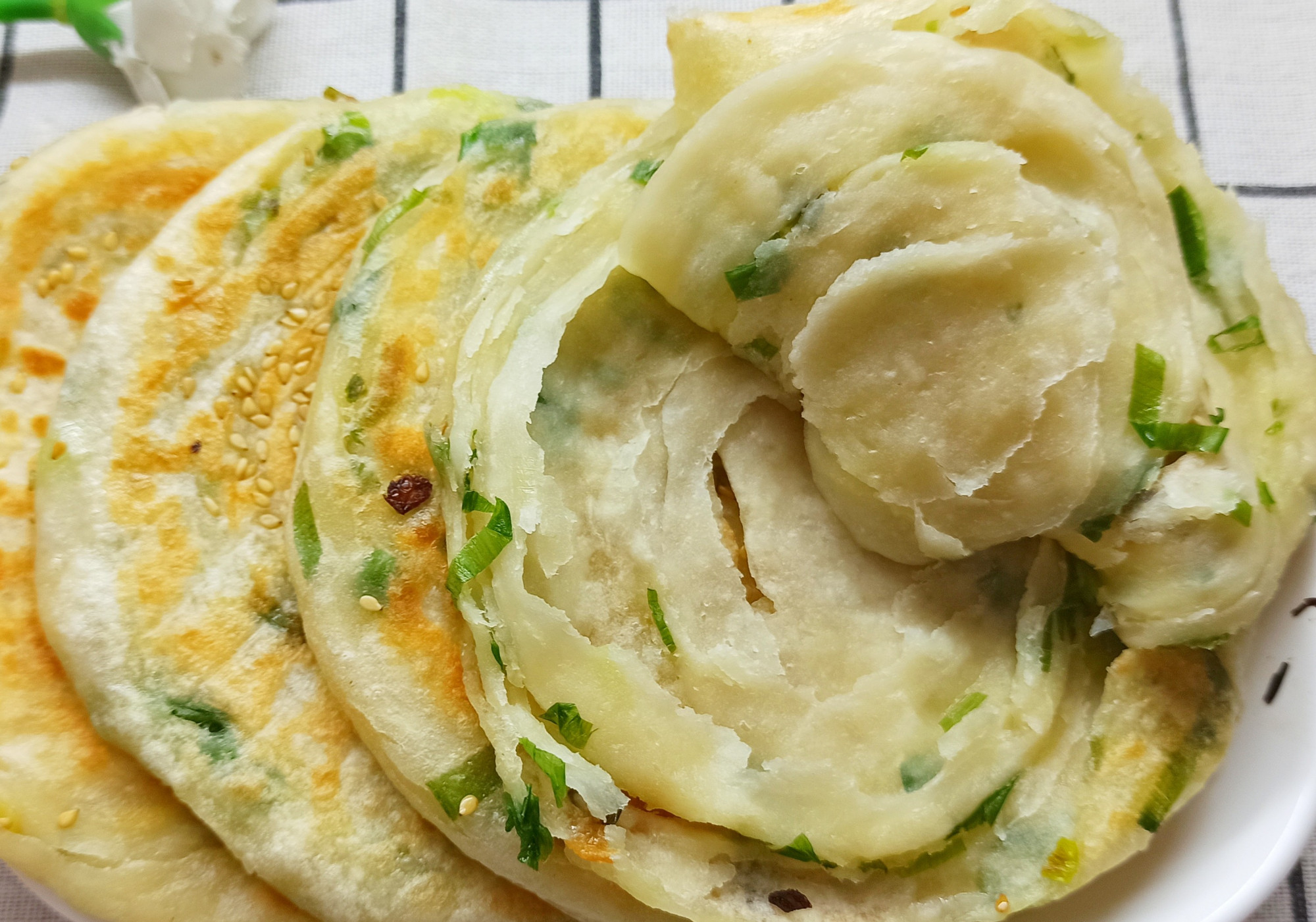 葱油饼怎么做才外酥里嫩？原来和面有技巧，做对了比手抓饼还好吃-第2张图片-农百科