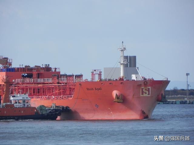 油轮遭海盗袭击，英国人竟开火相逼！这是在学俄罗斯人？