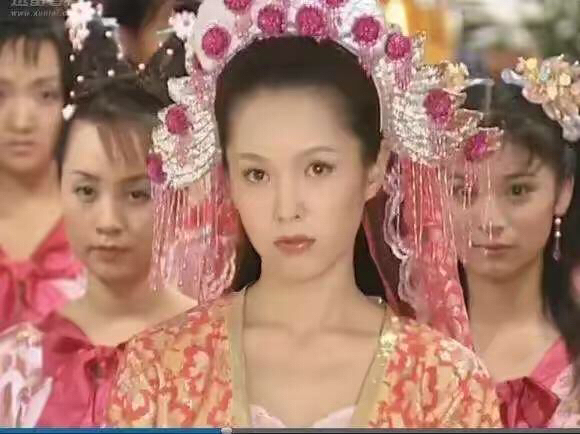 天心年轻时太美了，肩颈线好绝背还薄，和法国