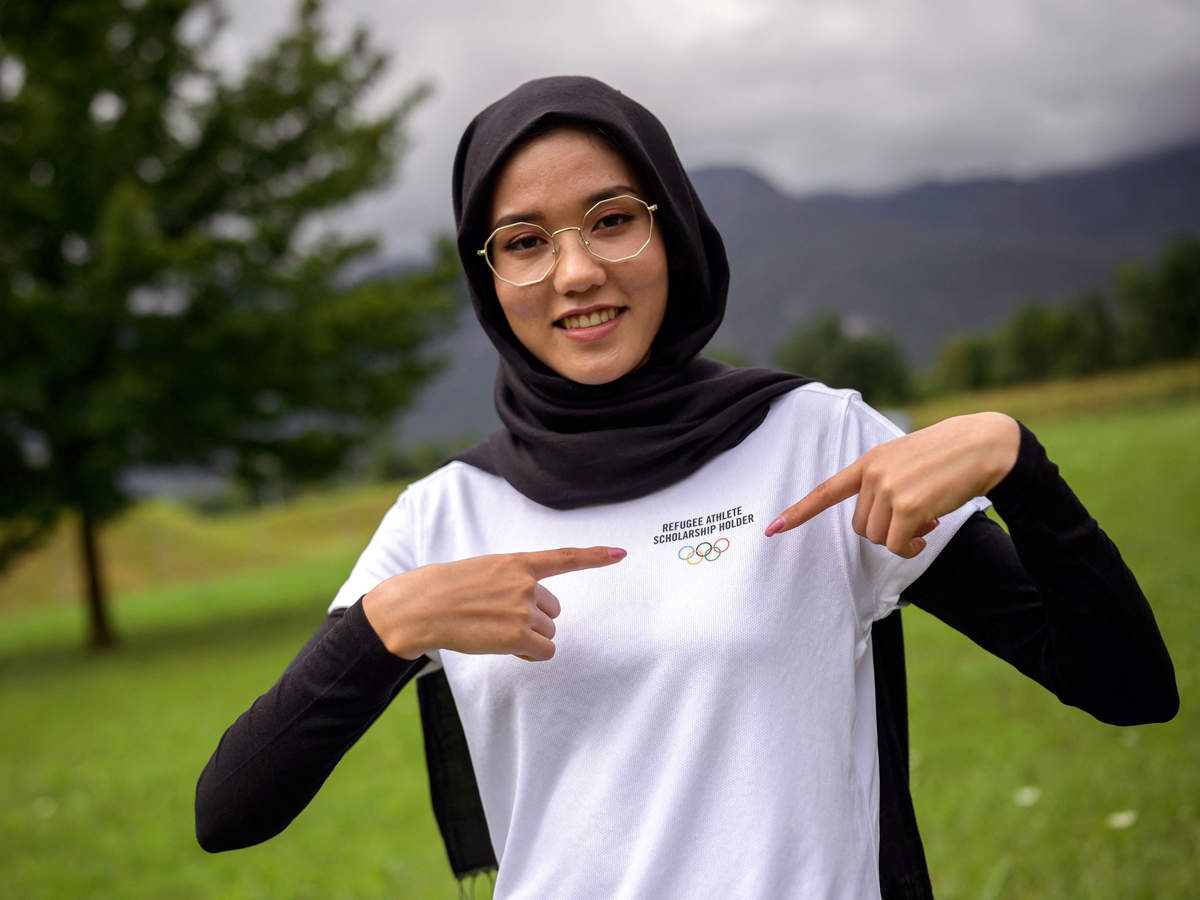 开幕式上的难民代表团：有人落水游过大洋、有人骑车遭死亡威胁