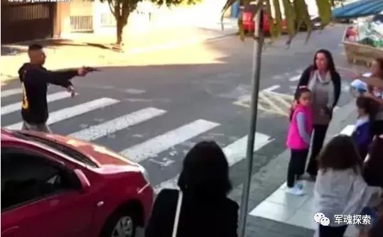 美女警察休假期间顺手拿下一名劫匪