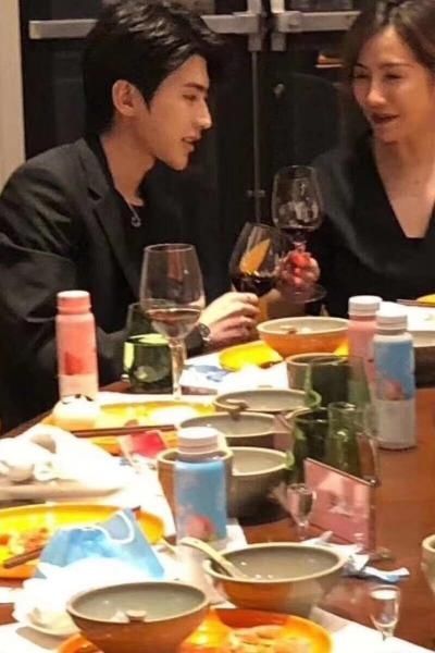 青2庆功宴现场！蔡徐坤西装现身，赵小棠休闲装扮引网友热议