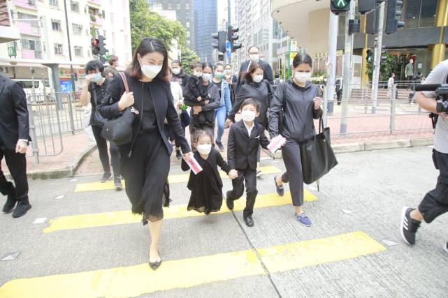 霍启刚抱女儿坐地铁感受生活，三岁霍中妍越长越美太像奶奶朱玲玲