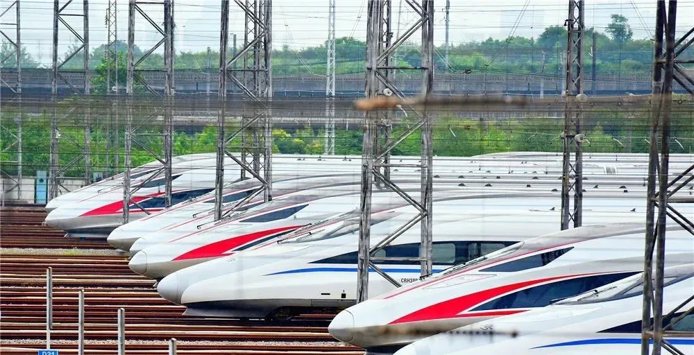 国铁集团上半年客运收入下降5成 致巨亏955亿元